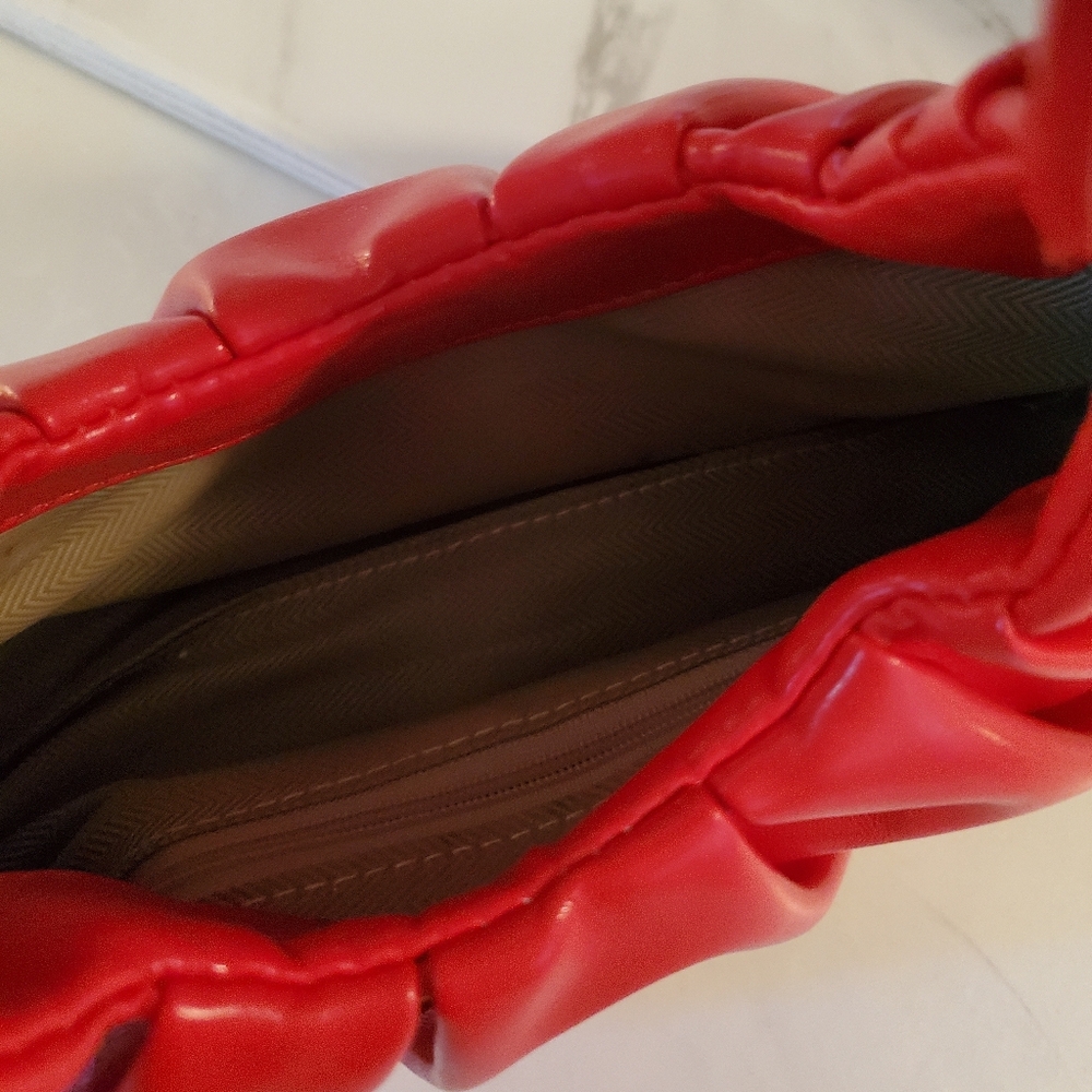 SMALL RED HANDBAG ,RUFFLED STRAP - Picture 6 of 6